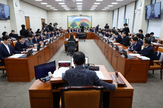 3일 서울 여의도 국회에서 열린 정무위원회 전체회의에서 윤한홍 위원장이 의사봉을 치고 있다. 사진=연합뉴스 