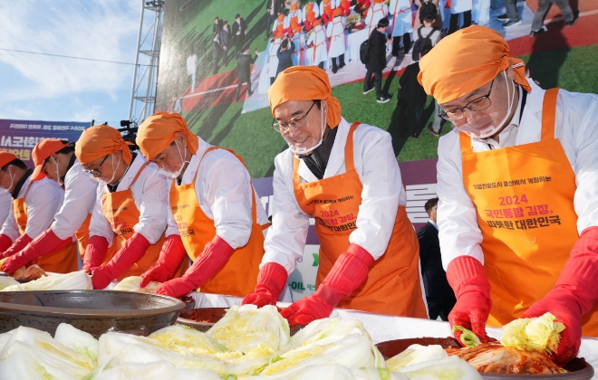 예경탁(오른쪽 두 번째) BNK경남은행장이 임직원 40여명과 함께 울산지역 취약계층 2500세대에 전달할 김장김치를 담그고 있다. 사진=경남은행 