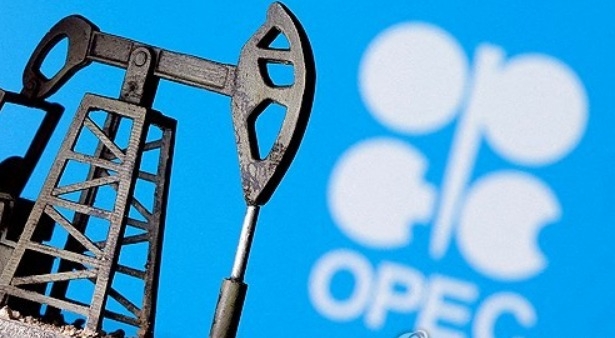 2020년 4월14일 석유수출구기구(OPEC) 로고 앞에 3D 프린팅된 오일 펌프 잭이 보인다.     사진=로이터/연합뉴스