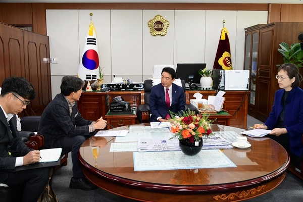 최학범 경남도의회 의장(가운데)이 경남도로부터 도내 AI 발생 상황을 보고 받으며 챙기고 있다. 사진=경상남도