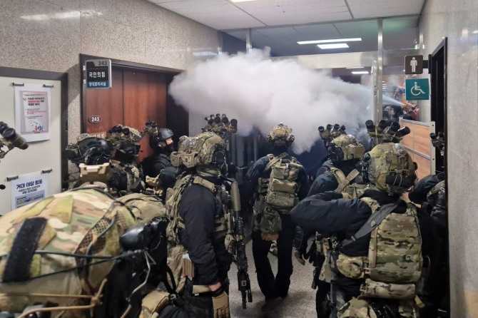 4일 새벽 국회 본청에 진입한 군 병력이 국민의힘 당대표실쪽에서 본회의장으로 진입하려 하자, 국회 직원들이 소화기를 뿌리며 진입을 막고 있다. 사진=연합뉴스