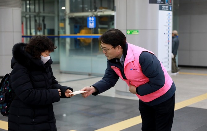 박일규 공항철도 영업본부장(우측)이 4일 검암역에서 진행된 임산부 배려 인식 캠페인에서 이용객에게 홍보물을 나눠주고 있다. 사진=공항철도