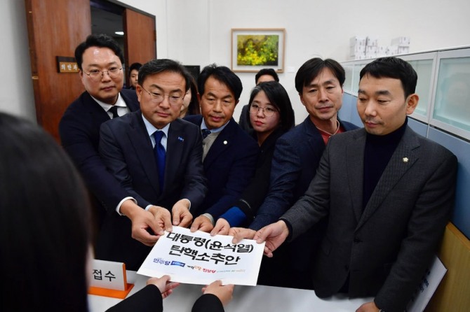 4일 서울 여의도 국회에서 개혁신당 천하람 원내대표, 조국혁신당 신장식 의원, 진보당 윤종오 원내대표, 기본소득당 용혜인 대표, 사회민주당 한창민 대표, 더불어민주당 김용민 의원이 야6당이 공동발의한 윤석열 대통령 탄핵소추안을 제출하고 있다. 사진=연합뉴스