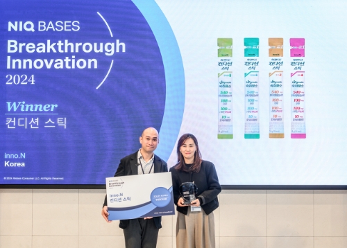 왼쪽부터 닐슨아이큐 BASES사업부 동아시아 지역 토마스 푼 커머셜 리더와 박지혜 HK이노엔 음료BM팀장이 기념 촬영을 하고 있다. 사진=HK이노엔