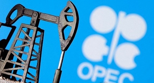 2020년 4월 14일 OPEC 로고 앞에 3D 프린팅된 오일 펌프 잭이 보인다. 사진=로이터/연합뉴스