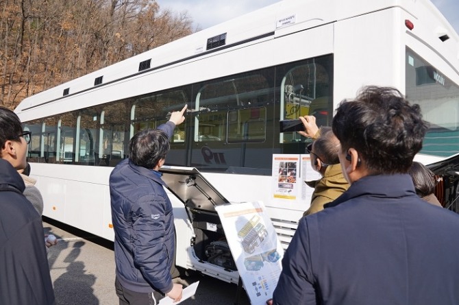 한국교통안전공단(TS)은 지난 5일 서울소방학교에서 서울 소방재난본부 소방대원 및 소방기관 관계자 등을 대상으로 전기버스 사고 발생 시 효율적인 인명구조를 위한 ‘소방대원 자동차 안전구조 세미나’를 개최했다. 사진=TS