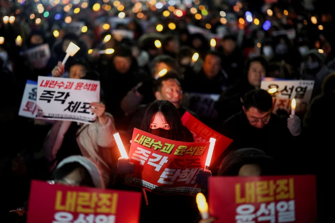 윤석열 대통령의 즉각적인 퇴진과 내란죄 처벌을 요구하는 한국 시민들이 지난 6일(현지시각) 서울 여의도 국회의사당 앞에서 시위를 벌이고 있다. 사진=로이터