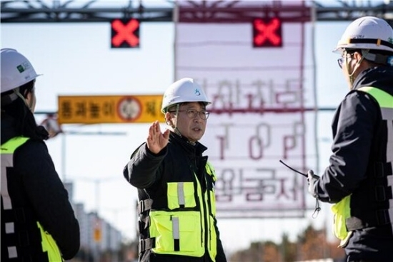 감종필 인천시설공단 이사장은 해찬나래지하차도에서 현장 시연회를 진행과 관련해 점검하고 있다. 사진=공단 