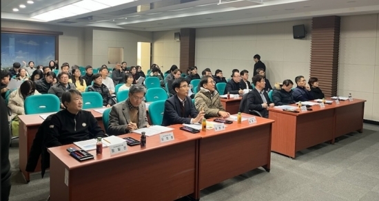 인천 상수도사업본부는 맑은물연구소 주관 ‘2024년 연구업무협의회’에서 올해의 연구성과를 발표하고 있다.사진=인천시
