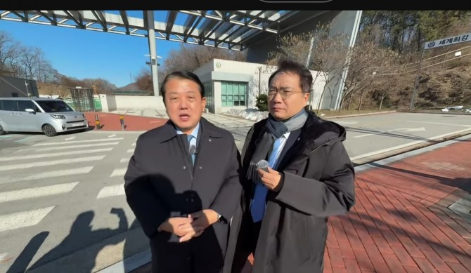 지난 6일 김병주 의원과 박선원 의원이 곽종근 육군 특수전사령관을 만나 지난3일 비상계엄 선포이후 상황에 대해 증언을 듣기위해 특전사령부에 항의차 방문 하고있다.   사진=김병주 의원 유튜브 