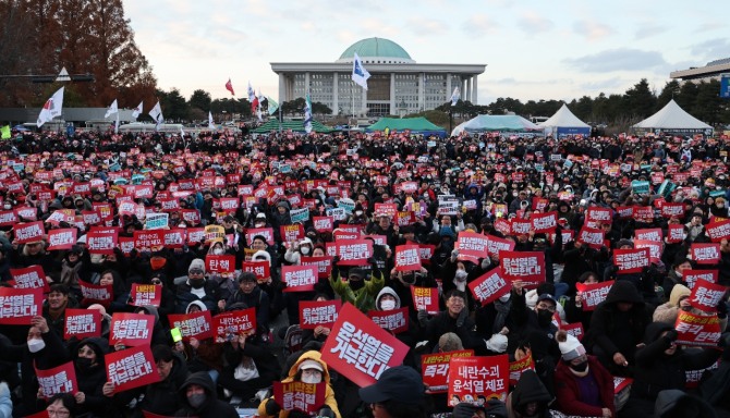 7일 오후 서울 여의도 국회 앞에서 열린 '내란죄 윤석열 퇴진! 국민주권 실현! 사회대개혁! 범국민촛불대행진'에서 참가자들이 탄핵안 표결 처리를 촉구하고 있다. 사진=연합뉴스