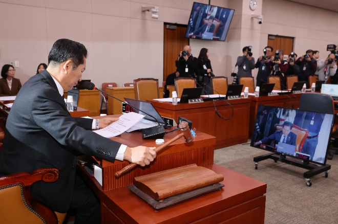 정청래 국회 법제사법위원장이 9일 오후 서울 여의도 국회에서 비상계엄 사태와 관련해 윤석열 대통령 등의 내란 혐의를 규명할 상설특검 수사요구안 등을 심사ㆍ의결하기 위해 열린 법제사법위원회 전체회의에서 의사봉을 두드리고 있다. 사진=연합뉴스