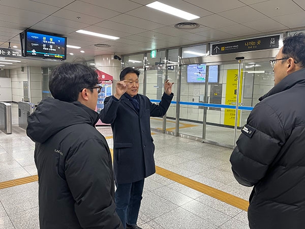 이계문 남양주도시공사 사장이 9일 별내 별가람역을 방문해 역사를 살펴보고 있다. 사진=남양주도시공사