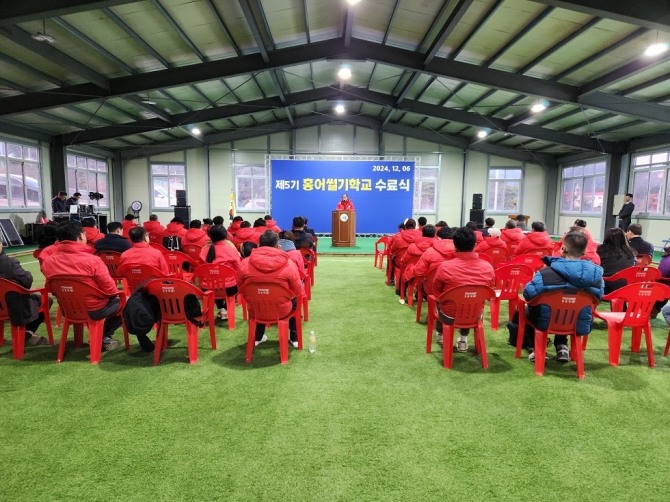 신안군은 흑산면 게이트볼장에서 12월 6일 제5기 홍어 썰기 학교 수료식을 갖고 자격증을 교부했다. 사진=신안군