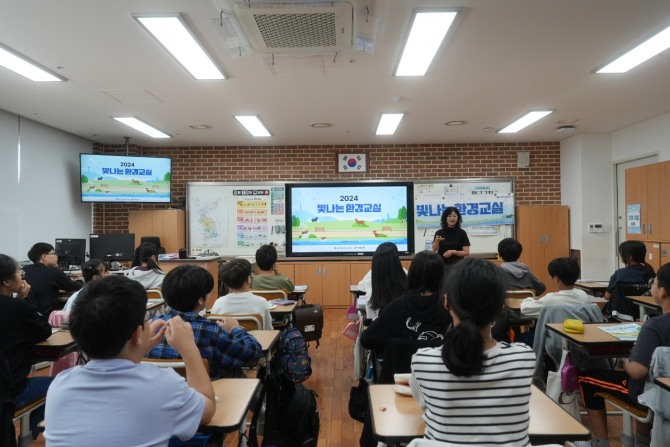 지난 10월 서울시 소재 한 초등학교에서 ‘빛나는 환경교실’ 수업이 진행되는 모습. 사진=신한라이프 제공.