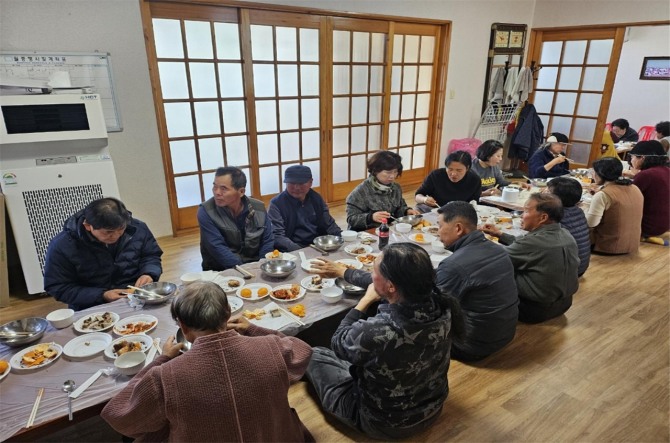 장흥군 유치면(면장 안경아)은 지난 11월부터 관내 21개소에 찾아가는 어르신 경로식당 사업을 추진, 혹한기 어르신 안부 살피기를 펼쳤다. 사진=장흥군