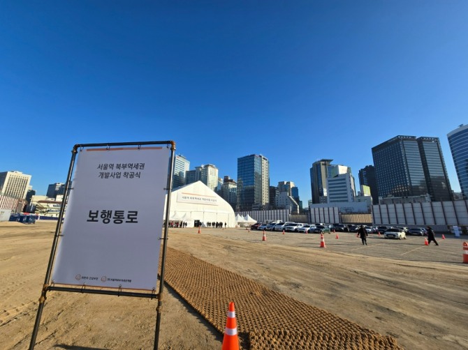 한화 건설부문이 시공을 맡은 서울역 북부역세권 복합개발 사업이 12일 착공식을 진행하고 본궤도에 올랐다. 한화 건설부문은 시공 노하우를 가진 인력들을 배치해 사업을 성공적으로 완수한다는 각오다. 사업 부지 모습. 사진=문용균 글로벌이코노믹 기자.