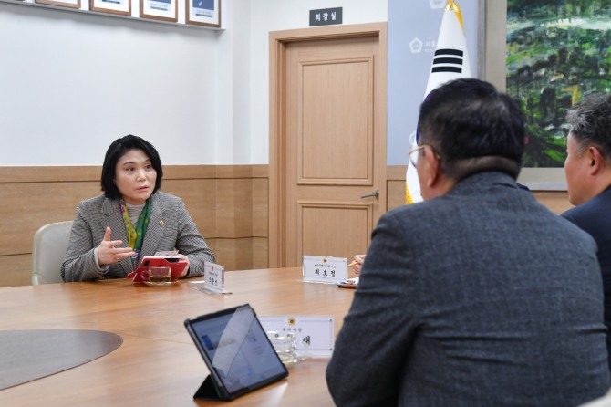 친환경정비사업과 관련해 의견을 전달하는 박춘선 서울시의원. 사진=서울시의회