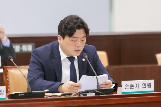 손준기 의원은 “아니 땐 굴뚝에 연기는 나지 않는다”라며“방만경영, 조직관리 능력 부재로 인해 지속적으로 발생하는 조직 내 갈등, 측근 인사를 챙기기 위한 무리한 인사 강행 의혹 시도 등 운영예산을 삭감할 이유는 차고도 넘친다”라고 강조했다.  사진=손준기 의원실