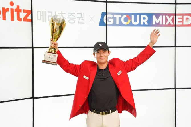 지난 14일 대전 골프존조이마루에서 열린 '2024 메리츠증권 GTOUR MIXED CUP' 우승자 심현우가 우승 트로피를 들고 포즈를 취하고 있다. 사진=골프