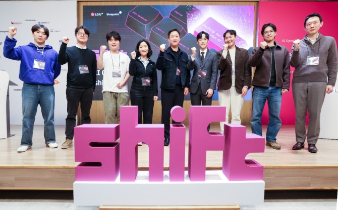 LG유플러스 홍범식 사장이 공식 첫 행보로 스타트업 발굴 및 육성 프로그램인 ‘쉬프트(Shift)’ 데모데이 행사에 참석했다. 사진은 홍범식 사장(왼쪽에서 다섯번 째)이 쉬프트에 선발된 스타트업 대표와 기념사진을 촬영하는 모습. 사진=LG유플러스