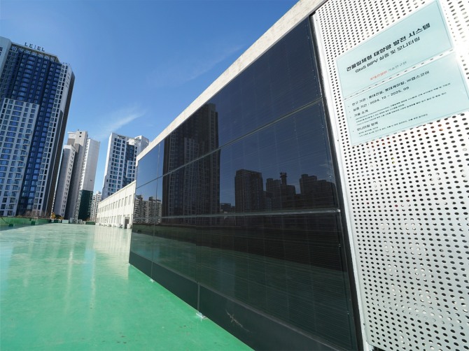 최근 롯데건설이 '건물일체형 태양광 발전 시스템(Building Integrated Photovoltaic, BIPV)'을 서울시 잠원동에 위치한 본사 사옥에 시범 구축하고 성능평가를 진행하고 있다 유리와 철판을 사용한 건물일체형 태양광 발전 시스템 모습. 사진=롯데건설