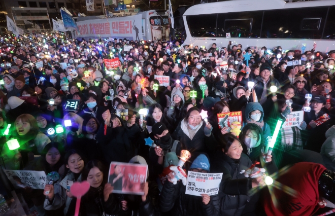 윤석열 대통령 탄핵소추안이 가결된 14일 서울 여의도 국회 앞에서 열린 윤 대통령 탄핵 촉구 집회에 참가한 시민들이 기뻐하며 노래를 따라 부르고 있다. 사진=연합뉴스