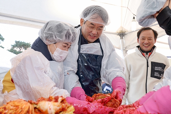 미주한인회총연합회 한국지부와 사랑의 김장 나눔 행사 실시. 사진=고양시