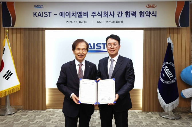 (왼쪽부터)16일 업무협약을 체결한 이광형 KAIST 총장과 진양곤 HLB 그룹 회장. 사진=KAIST