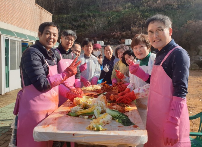 대한항공 사내봉사단 ‘사랑나눔회’가 지난 7일 경상남도 김해에 위치한 지적장애인 거주시설인 우리들의 집에서 김장 나눔 행사를 펼쳤다. 사진=대한항공