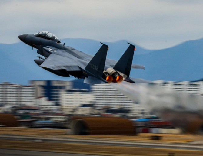 한국 공군의 주력 전투기  F-15K가 힘차게 이륙하고 있다. 사진=공군 페이스북 캡쳐