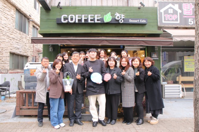 안산시는 지난 16일 장애인이 편리하게 이용할 수 있는 음식점 및 문화·의료시설 등 36개소를 장애인 권익옹호업소‘오소가게’로 추가 선정하고 현판식을 진행했다. 사진=안산시