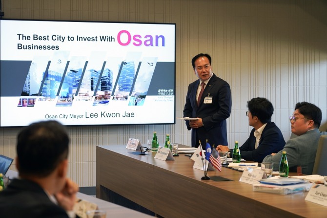 지난 9월 9일 이권재 오산시장이 미국 서니베일 어플라이드 머티어리얼즈서 투자유치 설명회를 진행하고 있다. 사진=오산시