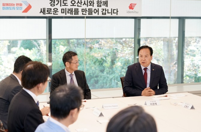 지난 2023년 11월 일본 이데미츠코산에 방문해 투자유치 오산입지 강점에 대해 설명하고 있다. 사진=오산시