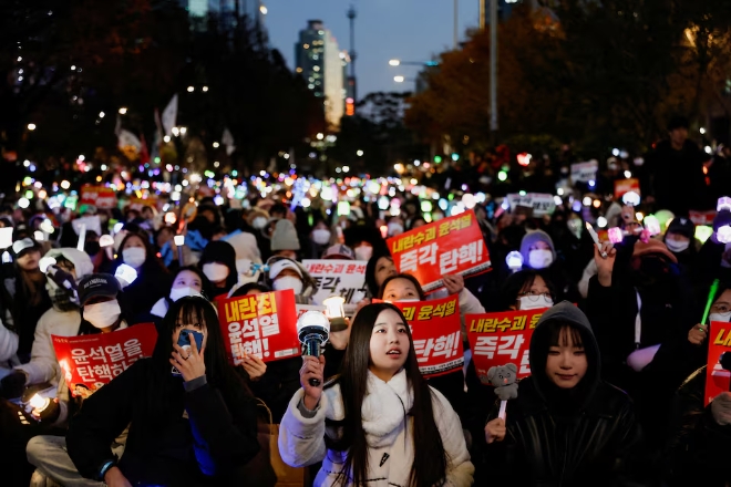 윤석열 대통령에 대한 탄핵을 요구하는 시민들이 지난 8일 서울 여의도에 있는 국회 의사당 앞에서 집회를 열고 있다. 사진=로이터