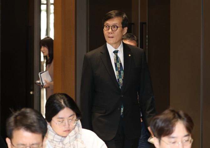 이창용 한국은행 총재가 18일 서울 중구 한국은행에서 열린 '물가안정목표 운영상황 점검 설명회'에 입장하고 있다. 사진=연합뉴스