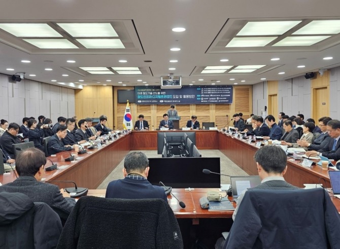 18일 국회 의원회관에서 진행된 ‘미래 철도기술 선도를 위한 철도 인프라 디지털트윈(DT) 도입 및 활용 방안’ 정책토론회 모습. 사진=국가철도공단