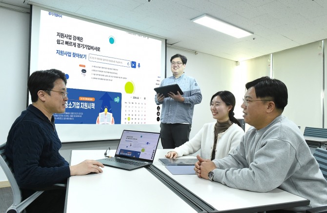 경과원 디지털경영팀 직원들이 전국 최초 AI 접목한 맞춤형 기업지원 플랫폼 ‘경기기업비서’를 공개하고 플랫폼을 시연하고 있다. 사진=경과원