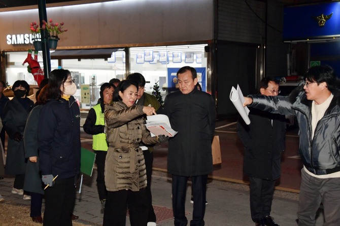 담양군은 지난 17일 저녁 제6회 담양산타축제의 성공적인 개최를 위한 준비상황 현장점검을 실시했다고 밝혔다. 사진=담양군