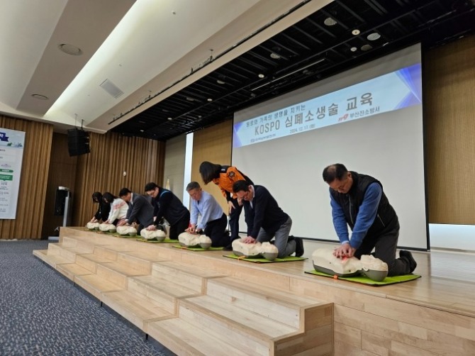 한국남부발전 김준동 사장(오른쪽 세번째)이 17일 본사 직원들과 함께 심폐소생술 실습에 참여하고 있다. 사진=한국남부발전