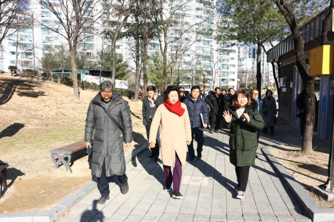 지난 18일 김경희 이천시장, 창전동 사회단체장 등이 온천공원 무장애나눔길 준공을 기념하기 위해 무장애나눔길 걷기 체험을 하고 있다. 사진=이천시