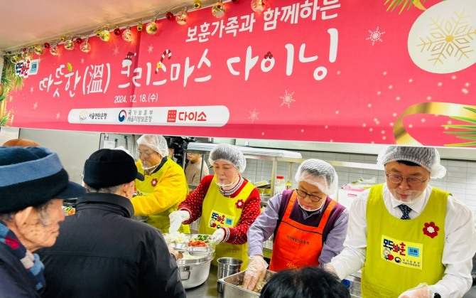 (왼쪽부터) 아성다이소 관계자, 강정애 국가보훈부 장관, 허기복 밥상공동체 연탄은행 대표, 전종호 서울지방보훈청장이 지난 18일 국가유공자 어르신들께 점심을 배식하고 있다. 사진=아성다이소