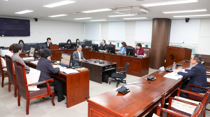 안산시의회가 19일 안산인재육성재단 대표이사 임명후보자 인사청문회를 진행하고 이흥업 후보자가 재단 대표이사로 적합하다는 취지의 인사청문 경과보고서를 채택했다. 사진=안산시의회