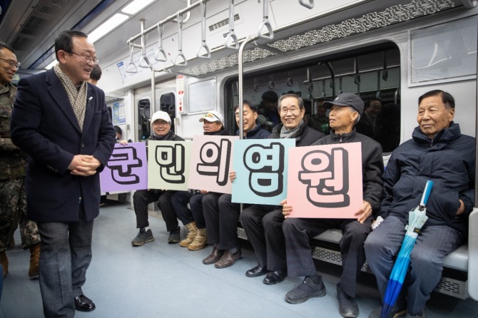 김덕현 연천군수가 수도권 전철 1호선에 탑승해 시민들에게 인사를 건네고 있다. 사진=연천군