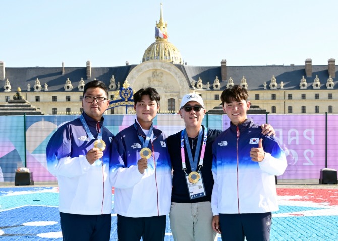 정의선 회장(오른쪽에서 둘째)이 2024 파리올림픽에서 남자 단체전 금메달을 따낸 대표팀과 함께 프랑스 파리 앵발리드에서 기념사진을 찍고 있다. 사진=현대차그룹