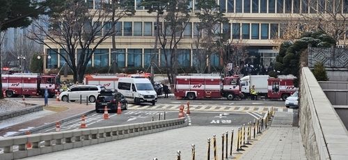 국회 소통관에 출동한 소방차들. 사진=연합뉴스