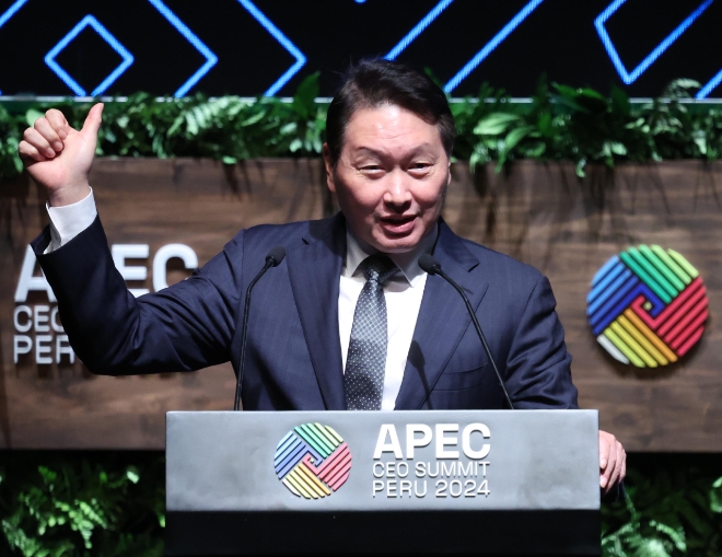 최태원 대한상공회의소 회장이 2024 APEC CEO 서밋에서 의사봉을 받은 후 소감을 밝히고 있다.