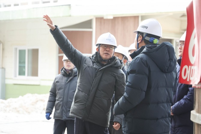 동절기 대비 안전점검 나선 정기환 한국마사회장(가운데). 사진=한국마사회