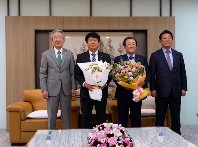 20일 서울 서대문구 농협중앙회에서 열린 '2024년 제3차 한국협동조합협의회 회장단 회의'에서 김인(왼쪽 세 번째) 새마을금고중앙회장이 한국협동조합협의회장으로 선임된 후 기념 촬영을 하고 있다. 왼쪽부터 강호동 농협중앙회장, 김윤식 신협중앙회장, 김 회장, 최창호 산림조합중앙회장. 사진=새마을금고중앙회 