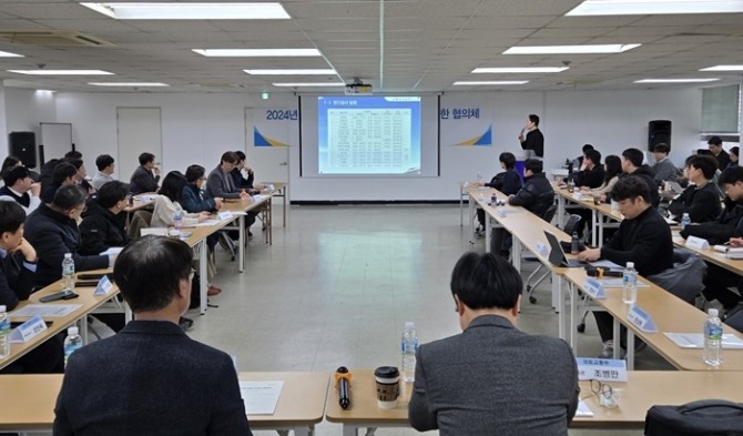 한국교통안전공단(TS)은 최근 한국철도공사, 국가철도공단, 서울교통공사 등 27개 기관이 참여하는 철도운영기관과 함께 철도안전관리체계 협업체계 강화를 위한 ’철도안전관리 협의체(이하 ‘협의체’)를 개최했다고 23일 밝혔다. 사진=TS